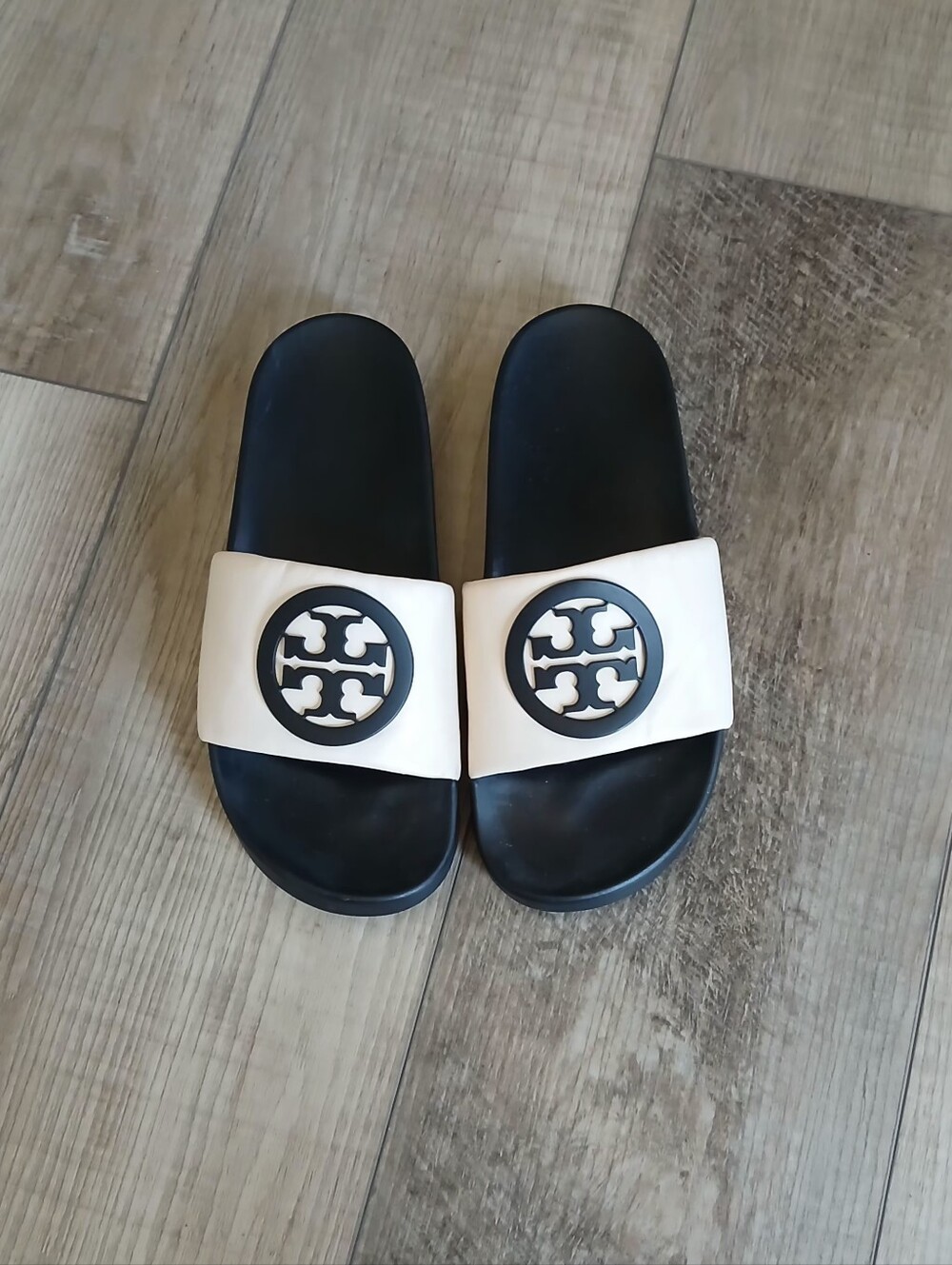 Tory Burch Lina Leather Pool Slides in Black and Cream. Size 7M